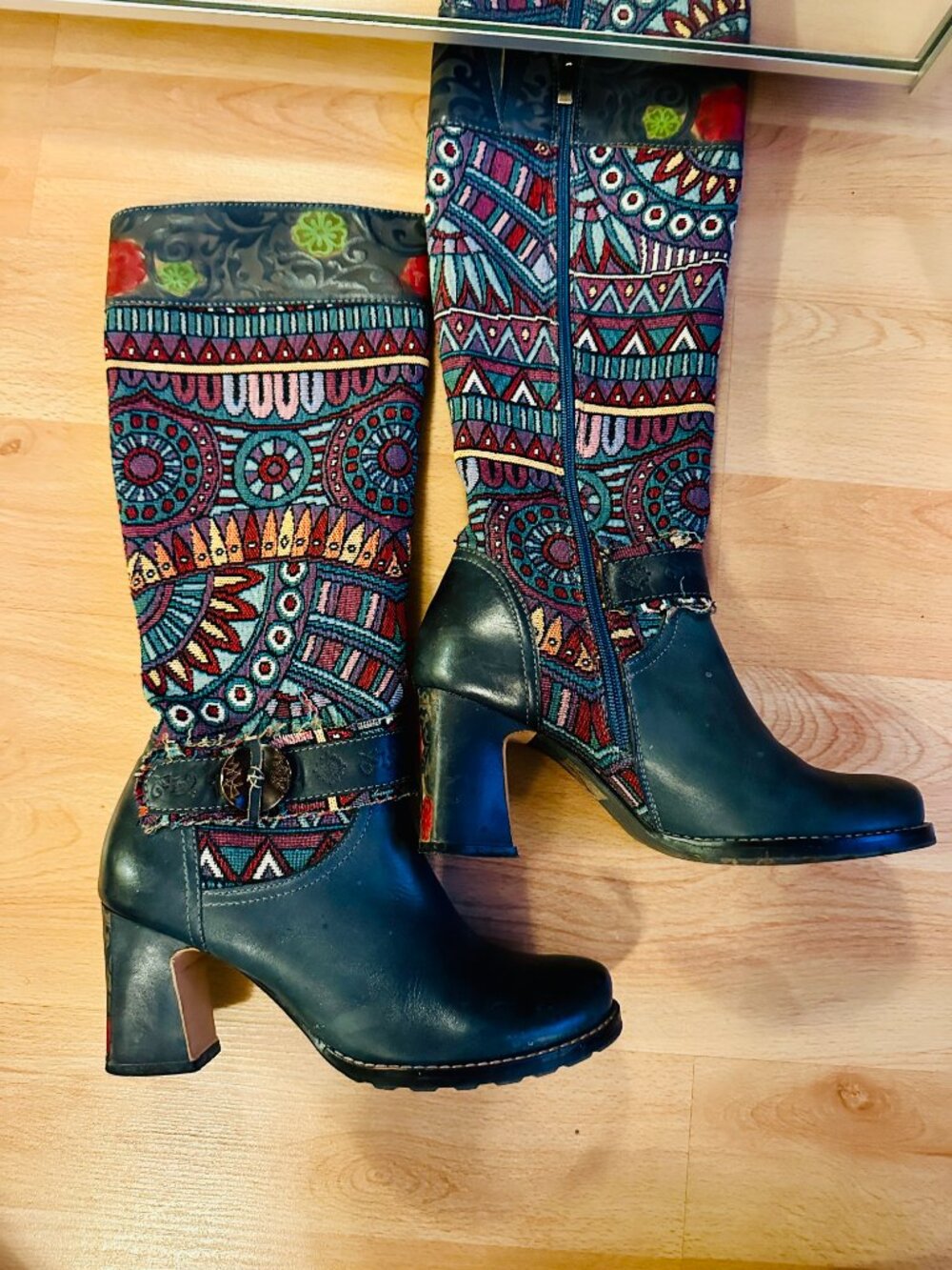 Make a statement with these gorgeous L'Artiste knee-high boots in Size 7. - Picture 7 of 10
